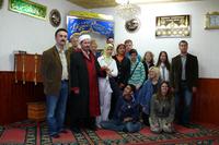 Eine Gruppe besuchte eine Moschee... 1adec765f4feb51ce812ba1a285432d1487ca697