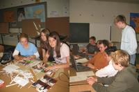 Unsere Gruppe beim schneiden, kleben und Fotos aussuchen E1d32d9163c791a33a89631d19af002e14cadbf0